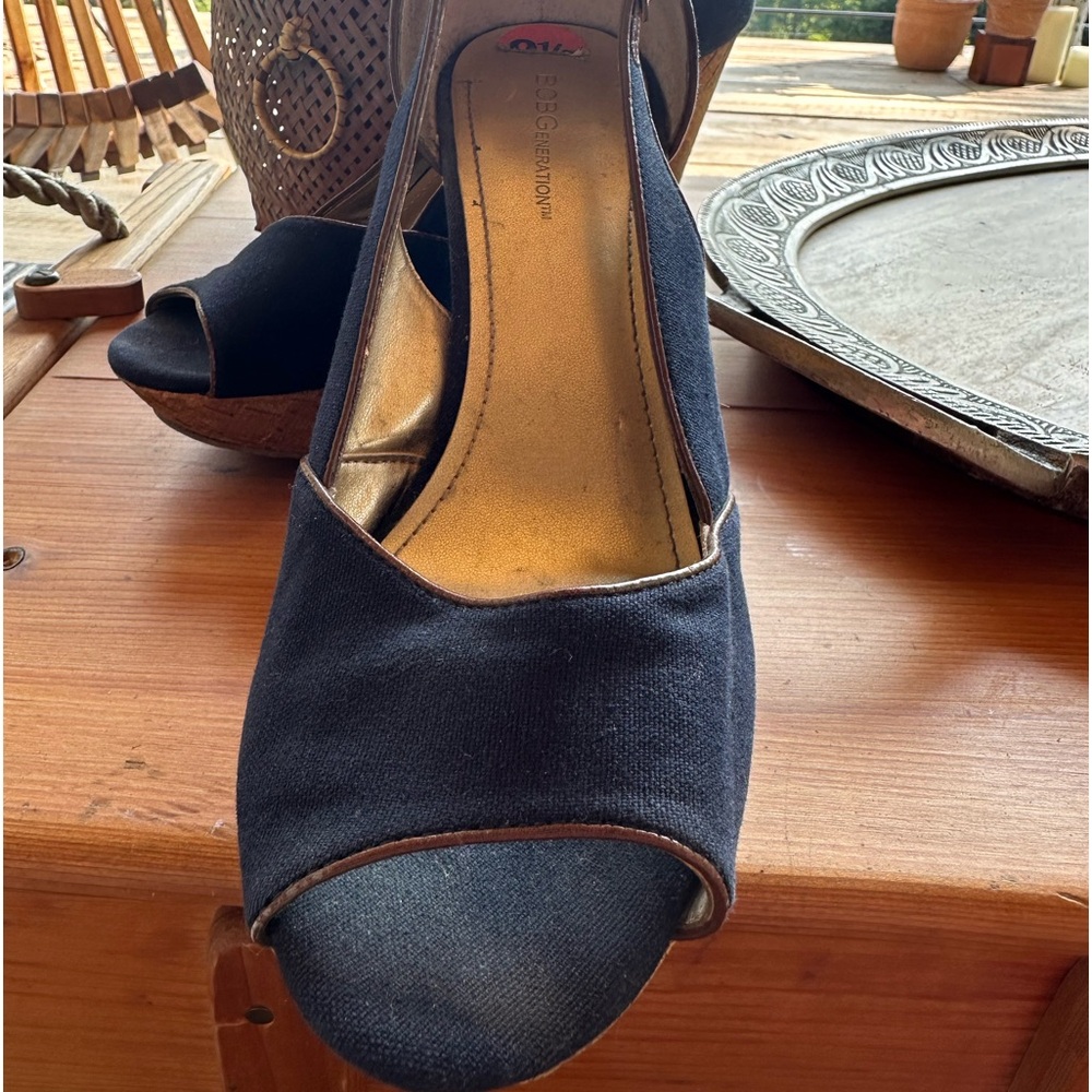 BCBGENERATION SIZE 9 1/2 DENIM FAUX CORK WEDGE SHOES